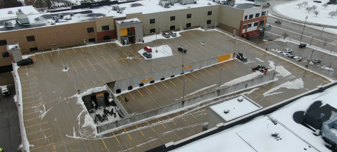 Una vista desde un dron sobre el estacionamiento que muestra el derrumbe by 