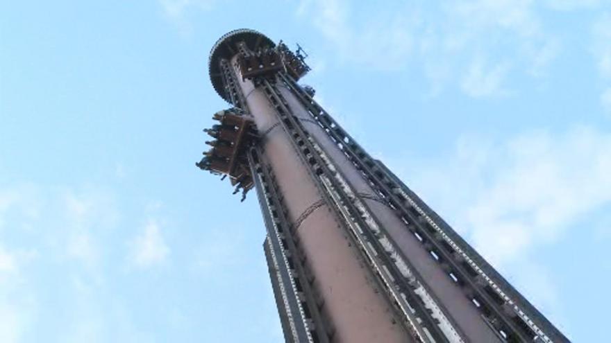 Bliv ved bruger Traktor Drop of Doom Creates 100 Story Virtual Free-fall at Six Flags