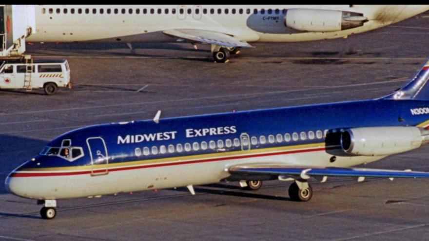 0123 Buy 4 Midwest Express Airlines system timetable 3/1/90 save 50% 